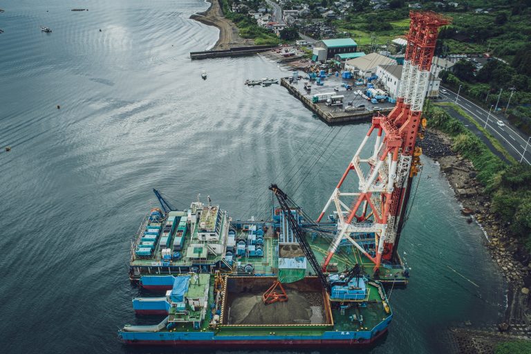 牛根麓漁港水産流通基盤(特定)整備工事 海上サンドコンパクションパイル工法 南生建設現場ブログ