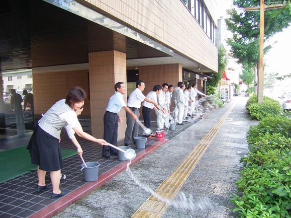 打ち水を行いました