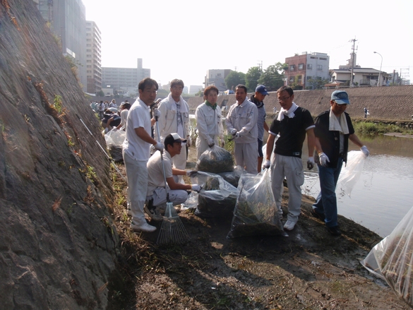 甲突川「水辺の散歩みち」クリーン作戦に参加しました。